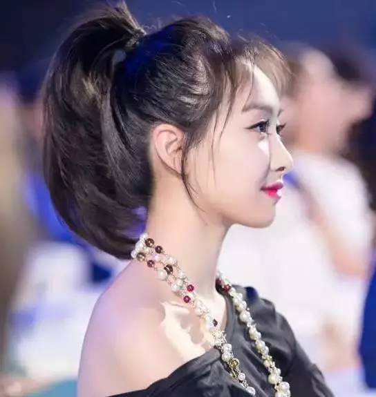最新礼服发型，小巷深处的时尚探索